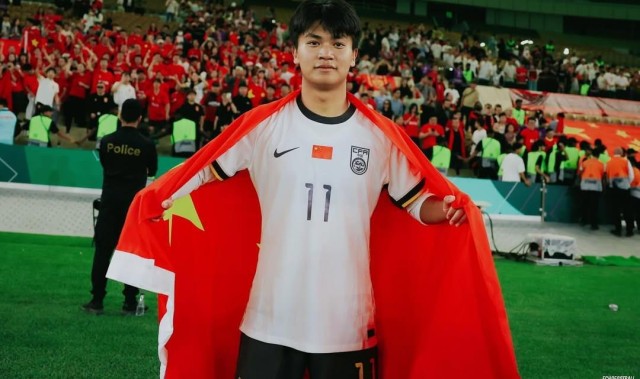 米乐-蒯纪闻社媒分享晋级决赛的图片，黄博文回复：真棒