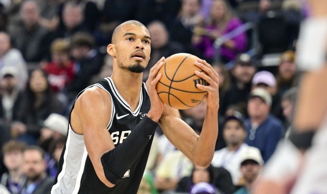 米乐M6-2米24的后卫怎么防？文班三分线外大幅变向 晃开加福德转身跳投